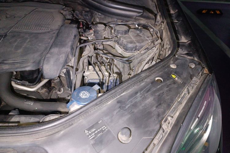 Used Mercedes-Benz M-Class 2012 ML 350 Sport Edition Engine Bay Left