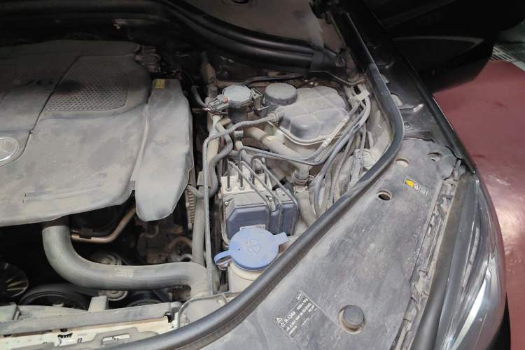 Used Mercedes-Benz M-Class 2012 ML 350 Luxury Edition Engine Bay Left