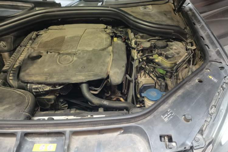 Used Mercedes-Benz M-Class 2012 ML 350 Luxury Edition Engine Bay Left