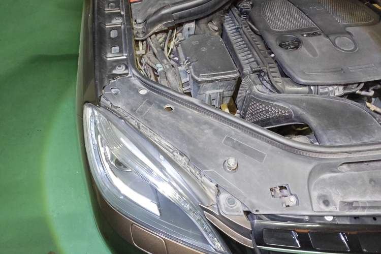 Used Mercedes-Benz M-Class 2012 ML 350 Sport Edition Engine Bay Right