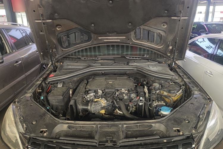 Used Mercedes-Benz M-Class 2012 ML 300 Engine Bay