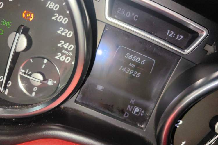 Used Mercedes-Benz M-Class 2012 ML 350 Luxury Edition Odometer Close Up