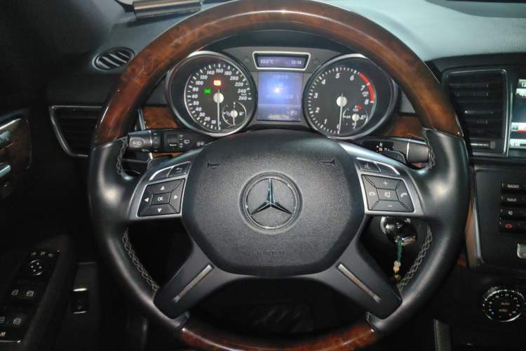 Used Mercedes-Benz M-Class 2012 ML 350 Luxury Edition Steering Wheel
