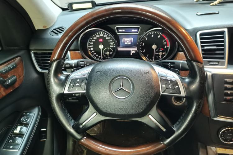 Used Mercedes-Benz M-Class 2012 ML 350 Luxury Edition Steering Wheel