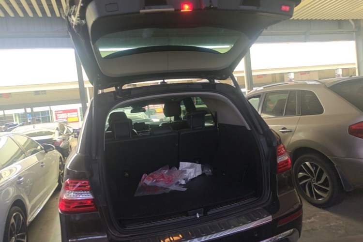 Used Mercedes-Benz M-Class 2012 ML 300 Trunk