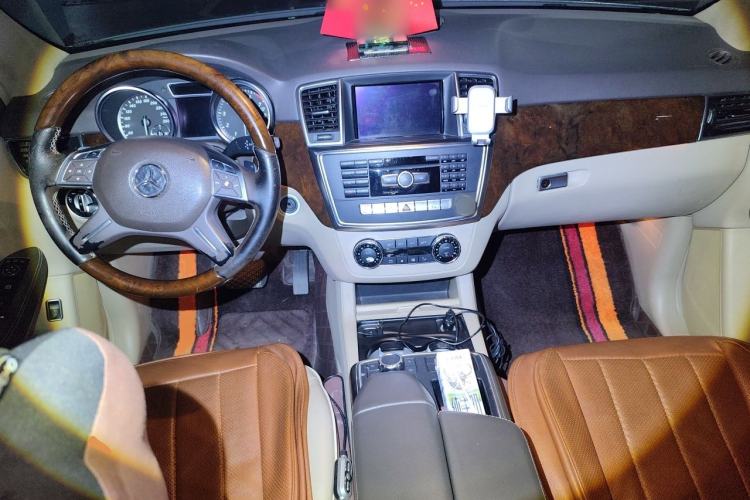 Used Mercedes-Benz M-Class 2012 ML 350 Luxury Edition Center Console