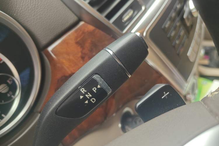 Used Mercedes-Benz M-Class 2012 ML 350 Sport Edition Gear Lever
