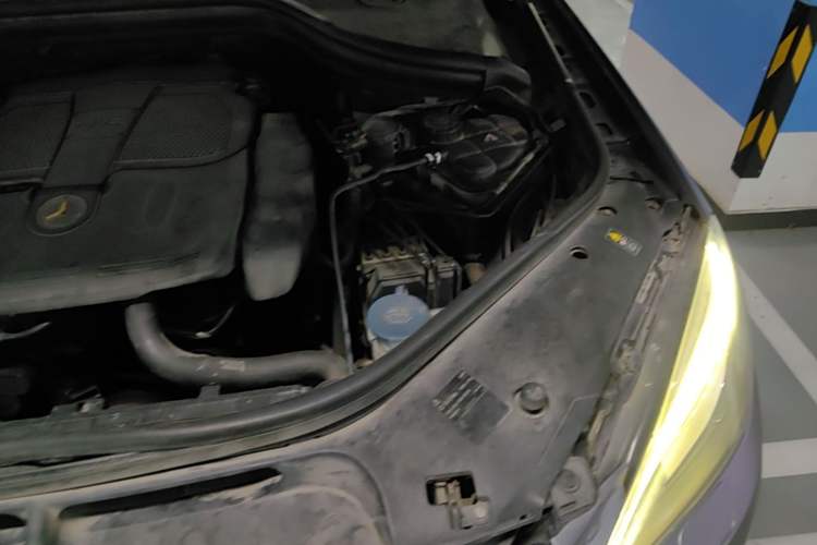 Used Mercedes-Benz M-Class 2012 ML 350 Sport Edition Engine Bay Left