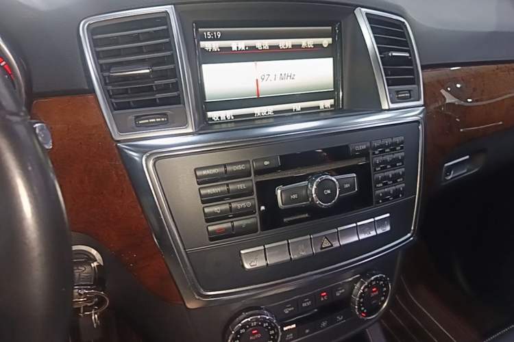 Used Mercedes-Benz M-Class 2012 ML 350 Sport Edition Audio And AC Panel