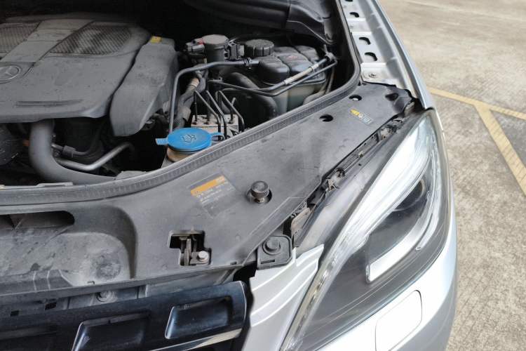 Used Mercedes-Benz M-Class 2012 ML 300 Engine Bay Left
