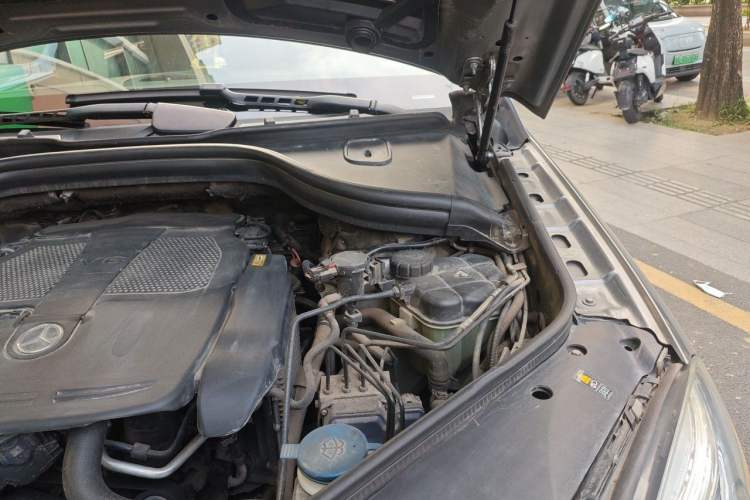 Used Mercedes-Benz M-Class 2012 ML 300 Engine Bay Left