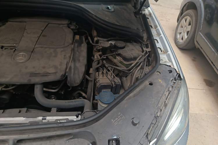 Used Mercedes-Benz M-Class 2012 ML 350 Luxury Edition Engine Bay Left