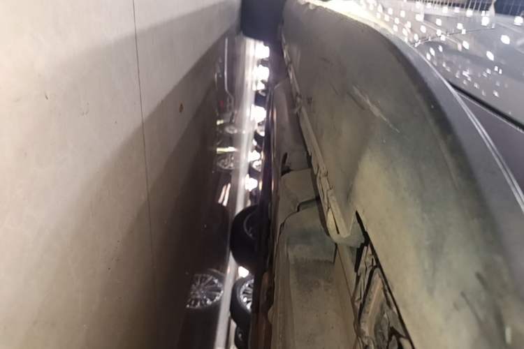 Used Mercedes-Benz M-Class 2012 ML 350 Sport Edition Left Side Sill