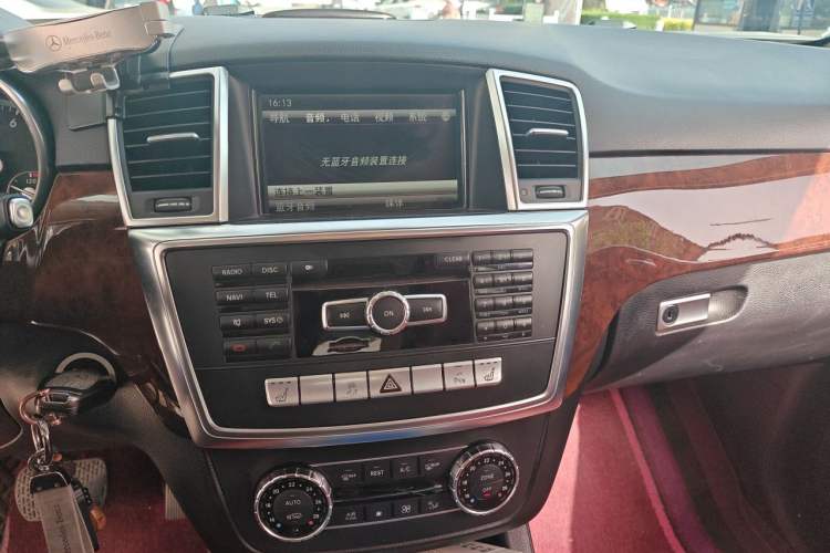 Used Mercedes-Benz M-Class 2012 ML 350 Luxury Edition Audio And AC Panel
