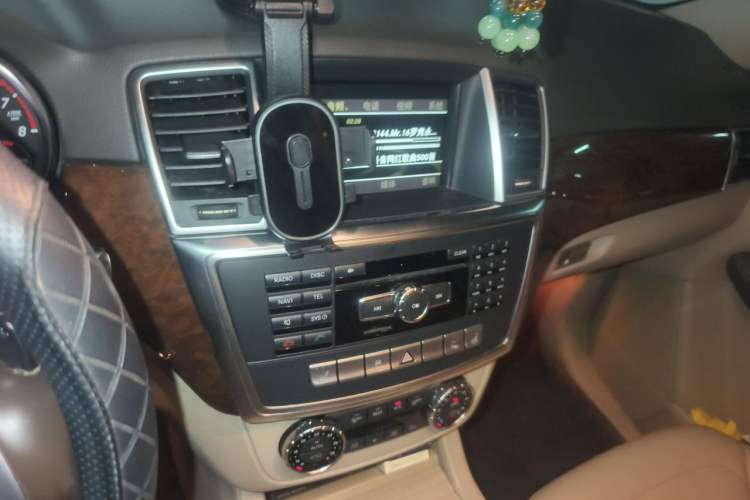 Used Mercedes-Benz M-Class 2012 ML 350 Sport Edition Audio And AC Panel