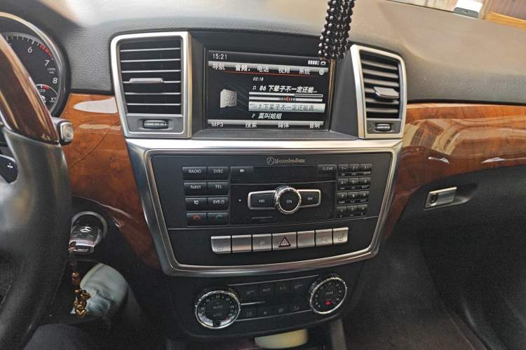 Used Mercedes-Benz M-Class 2012 ML 350 Luxury Edition Audio And AC Panel