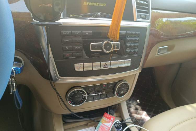 Used Mercedes-Benz M-Class 2012 ML 350 Sport Edition Audio And AC Panel