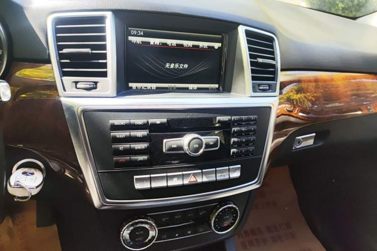 Used Mercedes-Benz M-Class 2012 ML 350 Luxury Edition Audio And AC Panel