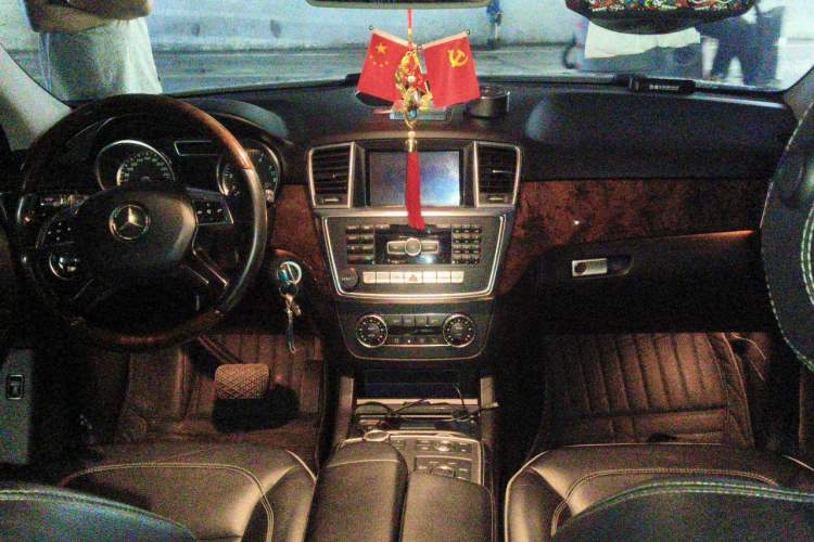 Used Mercedes-Benz M-Class 2012 ML 350 Luxury Edition Center Console