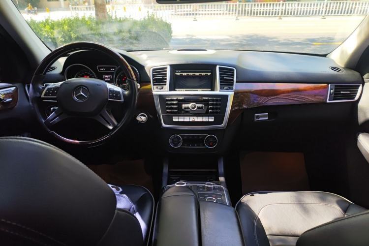 Used Mercedes-Benz M-Class 2012 ML 350 Luxury Edition Center Console