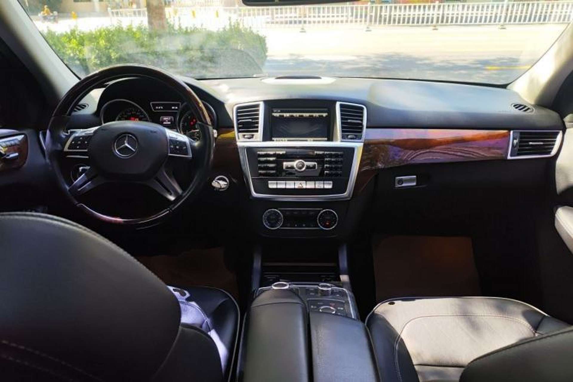 Used Mercedes-Benz M-Class 2012 ML 350 Luxury Edition Center Console