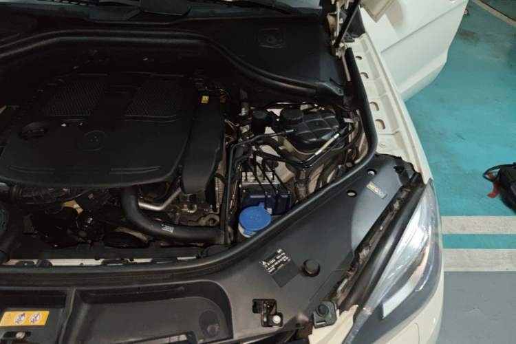Used Mercedes-Benz M-Class 2012 ML 300 Engine Bay Left