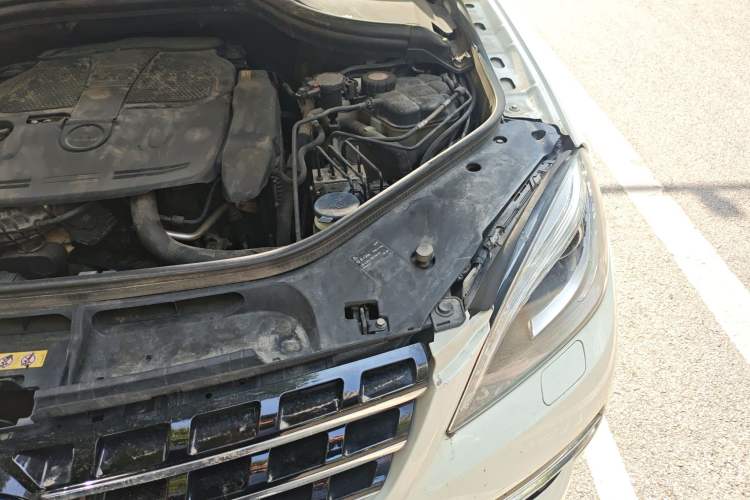 Used Mercedes-Benz M-Class 2012 ML 300 Engine Bay Left