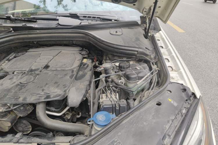 Used Mercedes-Benz M-Class 2012 ML 350 Luxury Edition Engine Bay Left