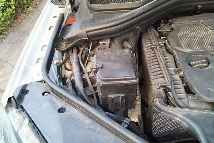 Used Mercedes-Benz M-Class 2012 ML 350 Sport Edition Engine Bay Right