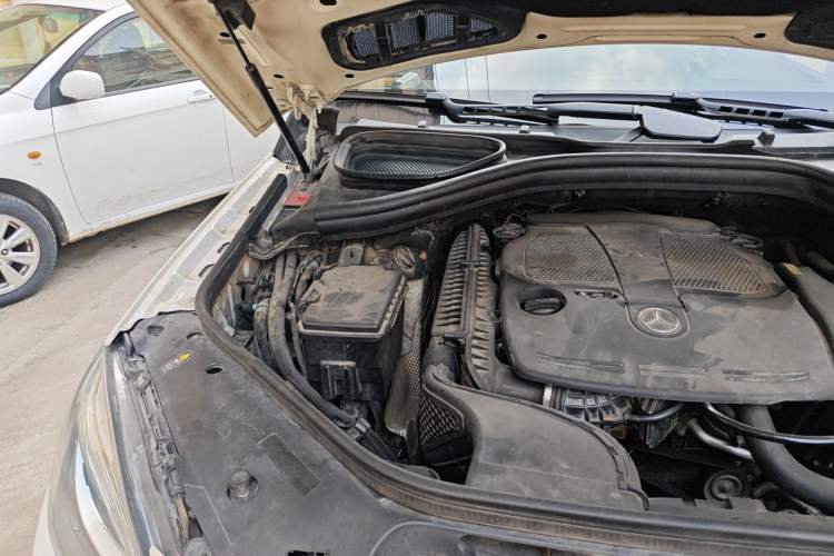 Used Mercedes-Benz M-Class 2012 ML 350 Luxury Edition Engine Bay Right