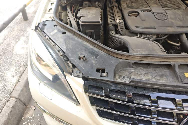 Used Mercedes-Benz M-Class 2012 ML 300 Engine Bay Right