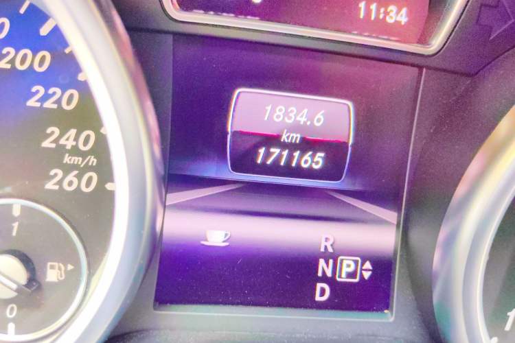 Used Mercedes-Benz M-Class 2012 ML 300 Odometer Close Up