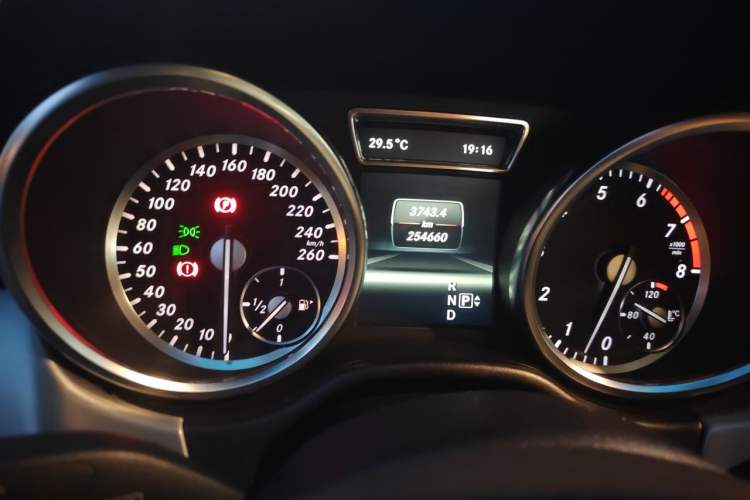 Used Mercedes-Benz M-Class 2012 ML 300 Odometer Close Up