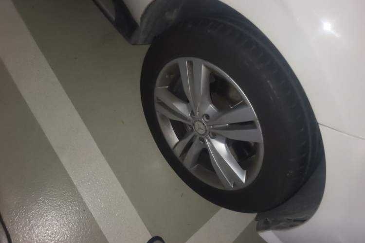 Used Mercedes-Benz M-Class 2012 ML 350 Sport Edition Right Front Wheel Hub