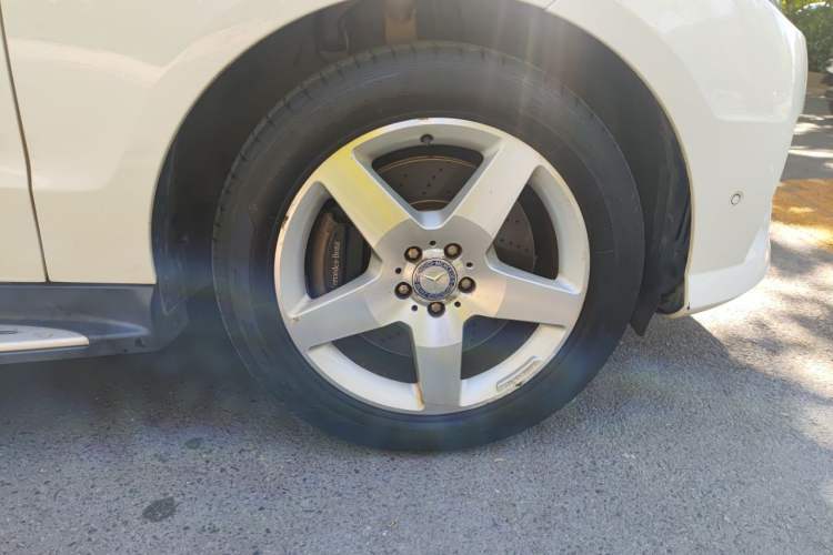 Used Mercedes-Benz M-Class 2012 ML 350 Luxury Edition Right Front Wheel Hub