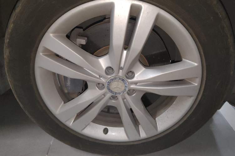 Used Mercedes-Benz M-Class 2012 ML 350 Sport Edition Right Front Wheel Hub