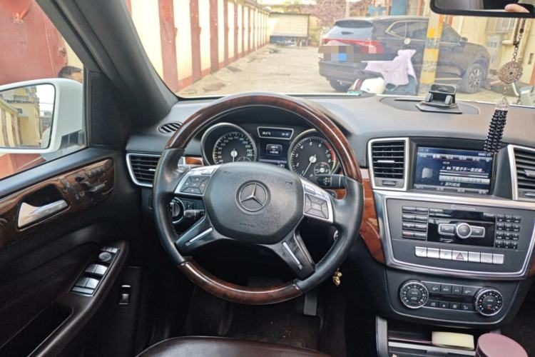 Used Mercedes-Benz M-Class 2012 ML 350 Luxury Edition Steering Wheel