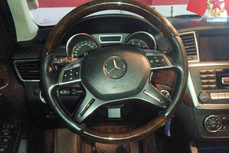 Used Mercedes-Benz M-Class 2012 ML 350 Luxury Edition Steering Wheel