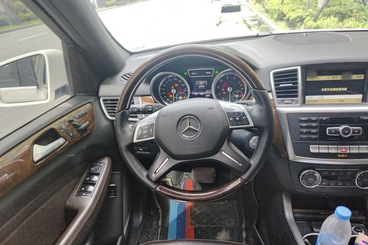 Used Mercedes-Benz M-Class 2012 ML 350 Luxury Edition Steering Wheel