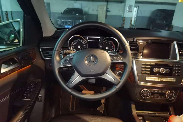 Used Mercedes-Benz M-Class 2012 ML 350 Luxury Edition Steering Wheel