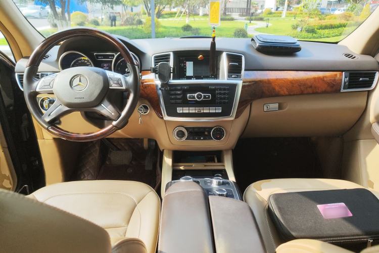 Used Mercedes-Benz M-Class 2012 ML 350 Luxury Edition Interior 2