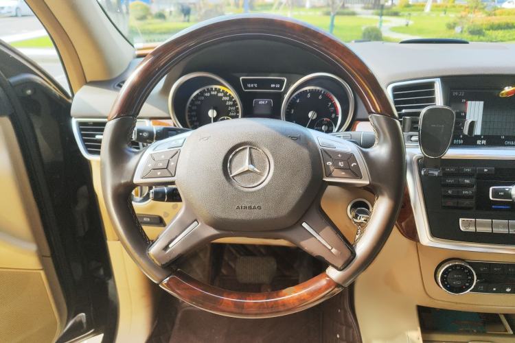 Used Mercedes-Benz M-Class 2012 ML 350 Luxury Edition Steering Wheel