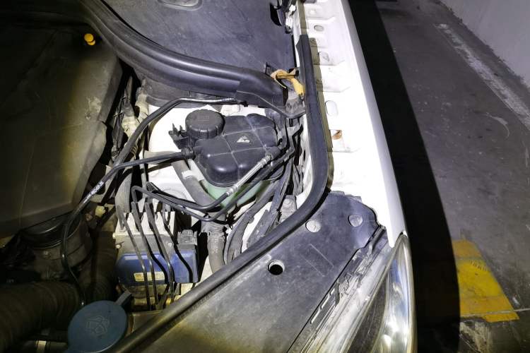 Used Mercedes-Benz M-Class  Engine Bay Left