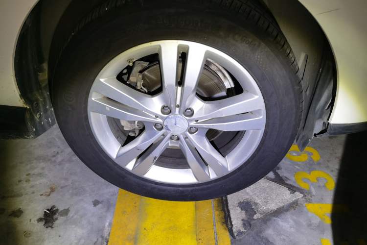 Used Mercedes-Benz M-Class  Right Front Wheel Hub