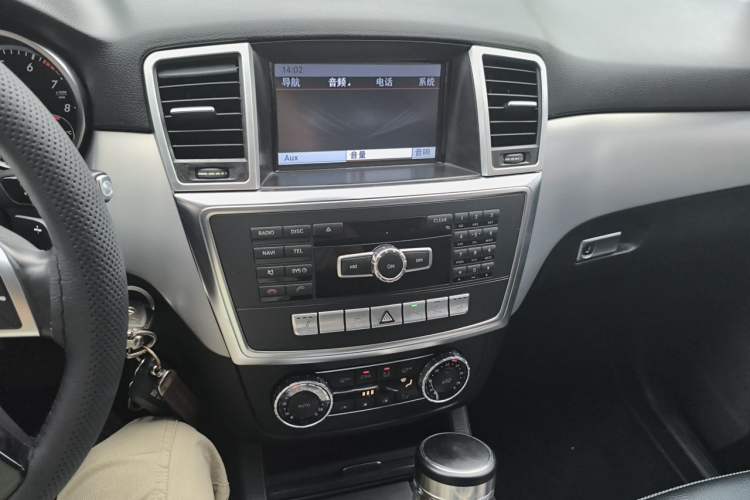 Used Mercedes-Benz M-Class 2014 ML 320 4MATIC Audio And AC Panel