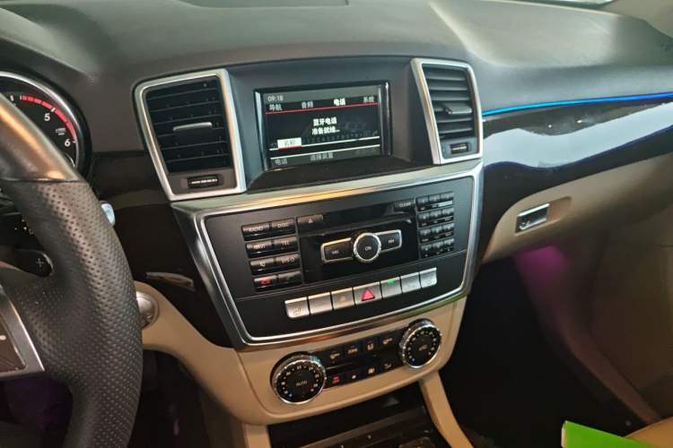 Used Mercedes-Benz M-Class 2014 ML 350 CDI 4MATIC Audio And AC Panel