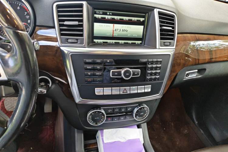 Used Mercedes-Benz M-Class 2014 ML 400 4MATIC Luxury Model Audio And AC Panel