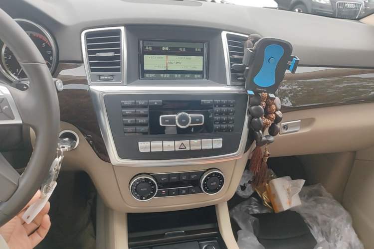 Used Mercedes-Benz M-Class 2014 ML 350 CDI 4MATIC Audio And AC Panel