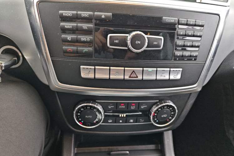 Used Mercedes-Benz M-Class 2014 ML 320 4MATIC Audio And AC Panel