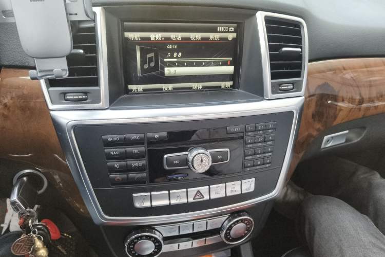 Used Mercedes-Benz M-Class 2014 ML 400 4MATIC Dynamic Model Audio And AC Panel